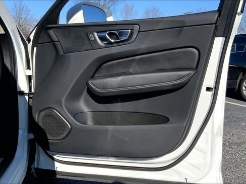 Used 2022 Volvo XC60 B5 Momentum w/ Climate Package image 21