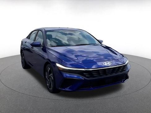 Used 2025 Hyundai Elantra SEL image 3