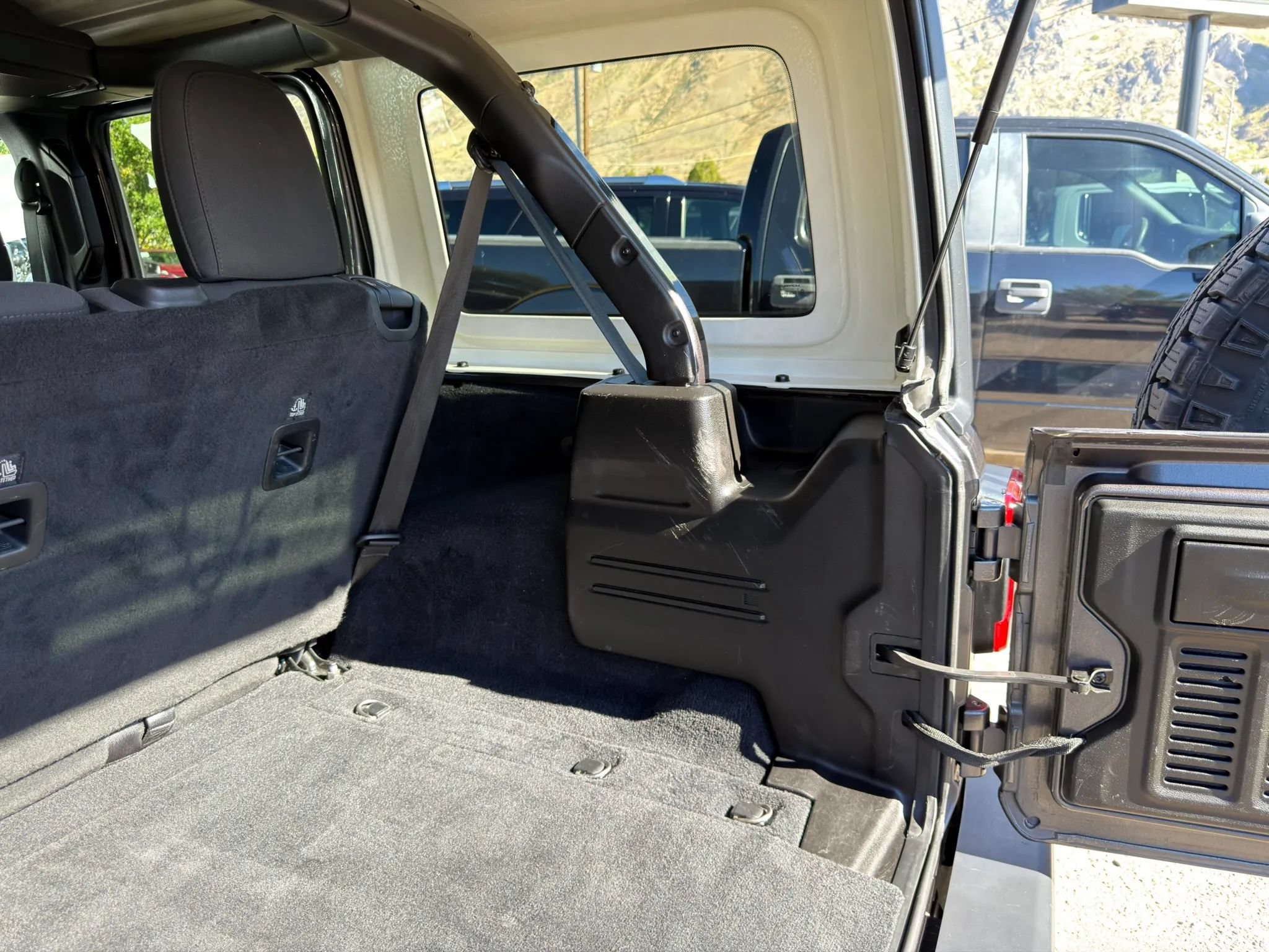 Used 2019 Jeep Wrangler Unlimited Sahara w/ Safety Group AWD/4WD image 21
