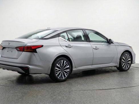 Used 2025 Nissan Altima 2.5 SV image 9