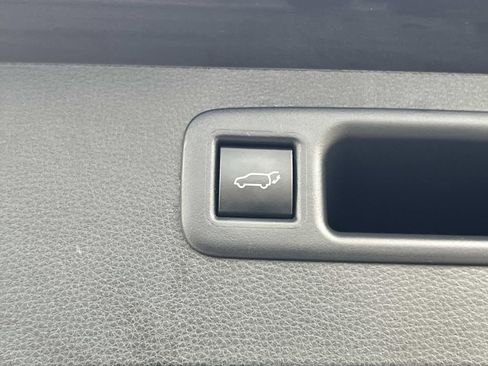 Used 2024 Toyota Highlander LE AWD/4WD image 10