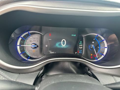 Used 2023 Chrysler Pacifica Touring-L FWD image 13
