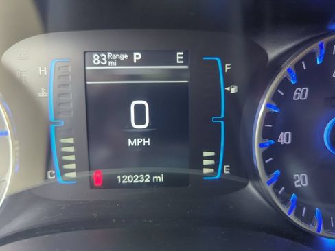 Used 2017 Chrysler Pacifica Touring-L w/ Tire & Wheel Group FWD image 2