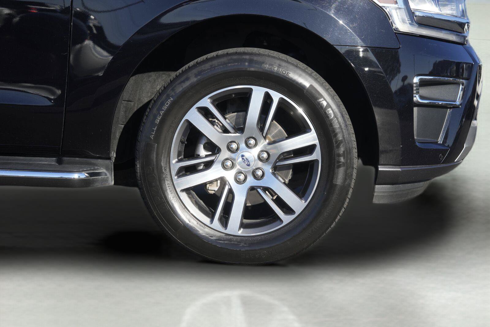 Used 2023 Ford Expedition Limited AWD/4WD image 4