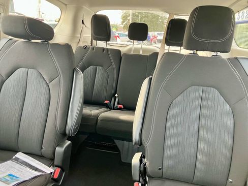 Used 2022 Chrysler Voyager LX image 14