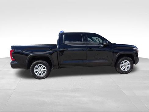 Used 2022 Toyota Tundra SR5 w/ SR5 Convenience Package AWD/4WD image 8