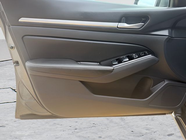 Used 2023 Nissan Altima 2.5 SV FWD image 32