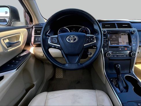 Used 2017 Toyota Camry XLE w/ Moonroof Package FWD image 4