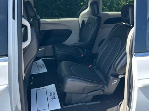 Used 2024 Chrysler Pacifica Touring-L FWD image 27