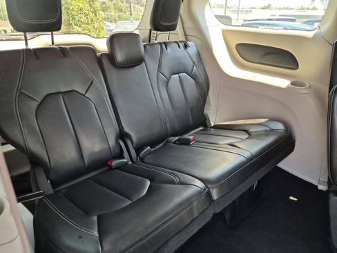 Used 2024 Chrysler Pacifica Touring-L FWD image 30