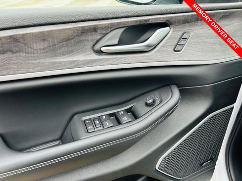 Used 2023 Jeep Grand Cherokee L Limited w/ Luxury Tech Group II image 17