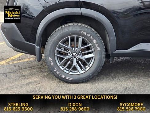 Used 2023 Nissan Rogue S image 11