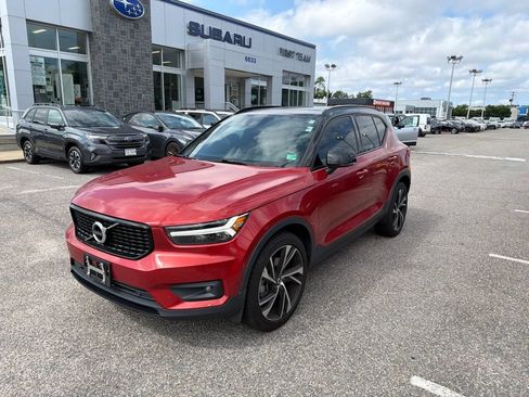 Used 2021 Volvo XC40 T4 R-Design w/ Climate Package FWD image 3