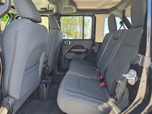 Used 2025 Jeep Wrangler Sahara image 13