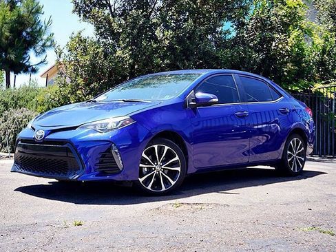 Used 2017 Toyota Corolla SE FWD image 2