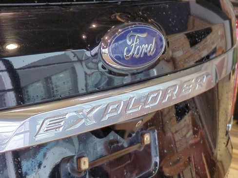 Used 2016 Ford Explorer Platinum image 12