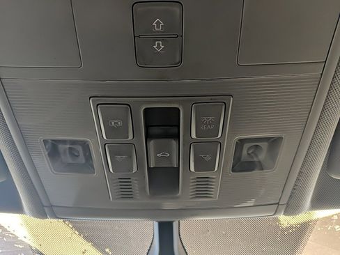 Used 2018 Volkswagen Tiguan SEL w/ 3rd Row Seat Package image 30