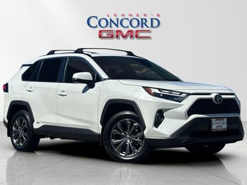 Used 2022 Toyota RAV4 XLE Premium image 2
