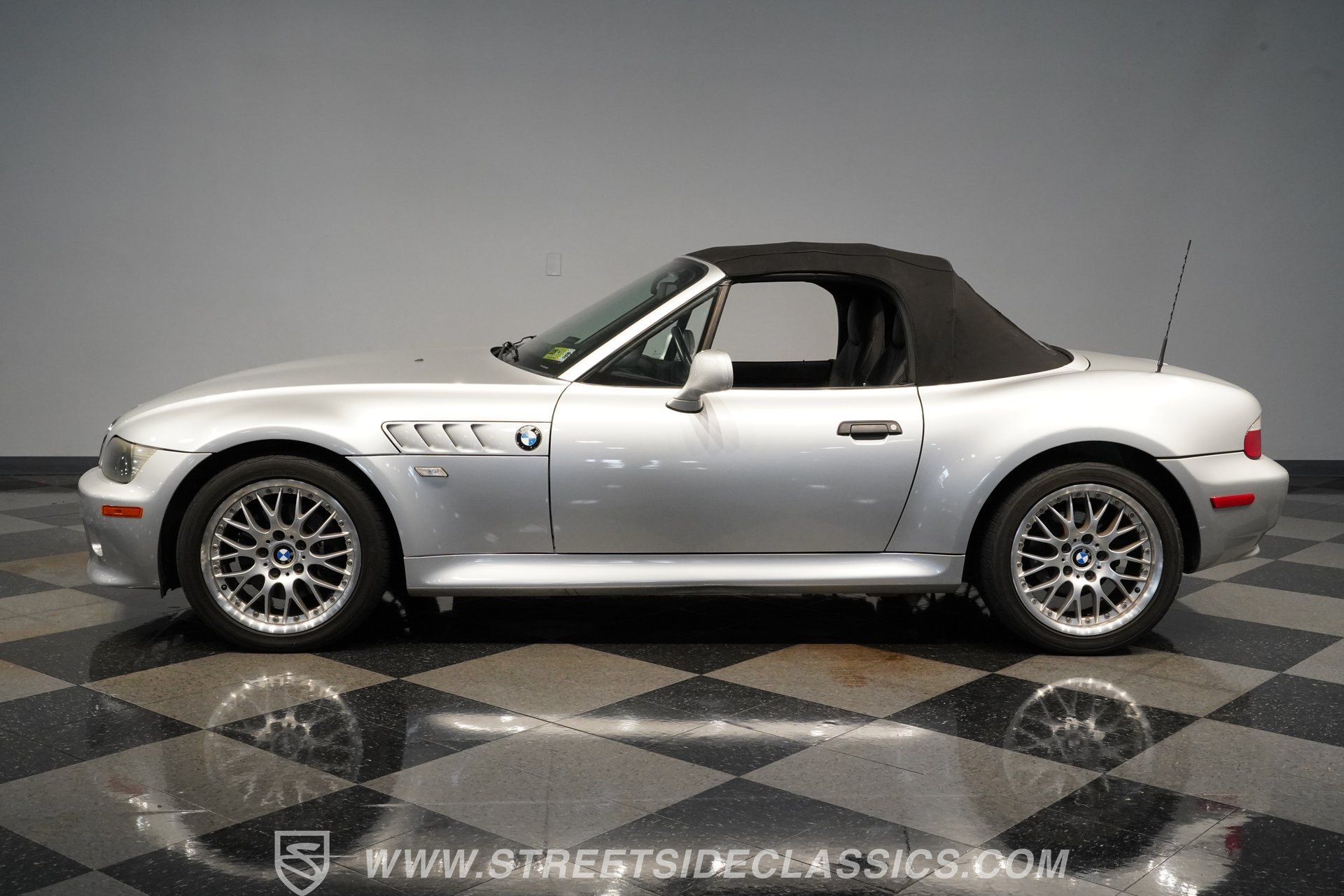 Used 2001 BMW Z3 3.0i RWD image 2