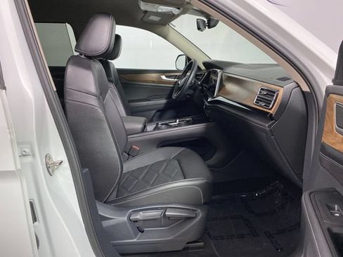 Used 2024 Volkswagen Atlas SE w/ Black Wheel Package AWD/4WD image 9