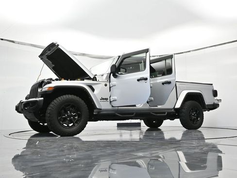 Used 2022 Jeep Gladiator Willys image 47