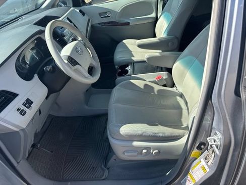 Used 2011 Toyota Sienna XLE FWD image 5