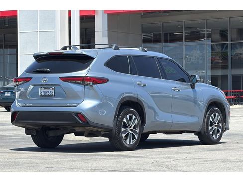 Used 2021 Toyota Highlander XLE AWD/4WD image 4
