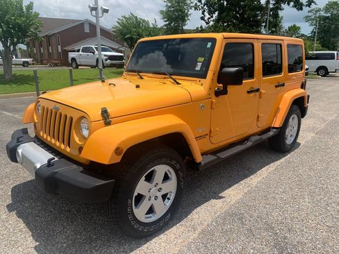 Used 2012 Jeep Wrangler Unlimited Sahara w/ Max Tow Pkg AWD/4WD image 4
