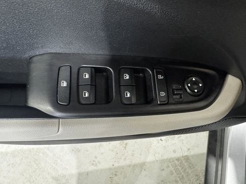 Used 2025 Hyundai Venue SEL FWD image 16