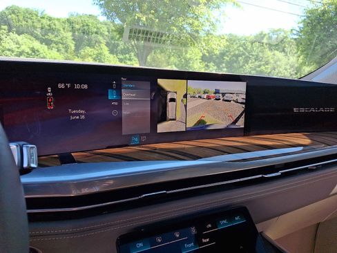 Used 2025 Cadillac Escalade Sport Platinum w/ LPO, Floor Liner Package AWD/4WD image 19
