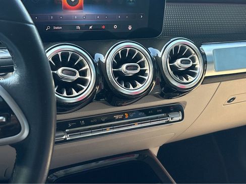 Used 2021 Mercedes-Benz GLB 250 4MATIC image 27