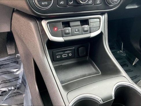 Used 2024 GMC Terrain SLT image 17