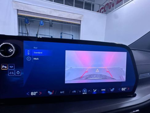 Used 2025 Chevrolet Traverse LT image 27