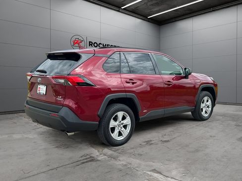 Used 2019 Toyota RAV4 LE w/ Carpet Mat Package AWD/4WD image 5