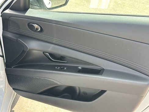 Used 2025 Hyundai Elantra Sport image 14