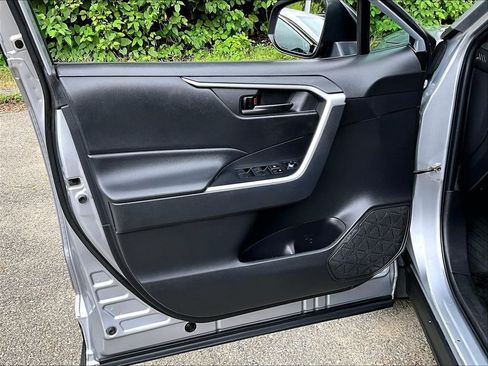 Certified 2022 Toyota RAV4 LE AWD/4WD image 9