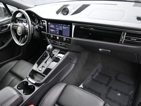 Certified 2025 Porsche Macan AWD/4WD image 32