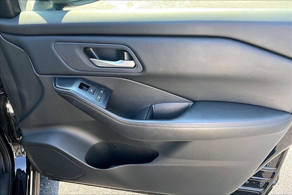 Used 2025 Nissan Rogue SV FWD image 28