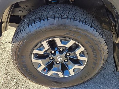 Used 2022 Toyota Tacoma TRD Off-Road w/ Technology Package image 12