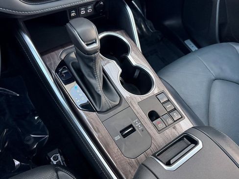 Used 2024 Toyota Highlander Limited image 26