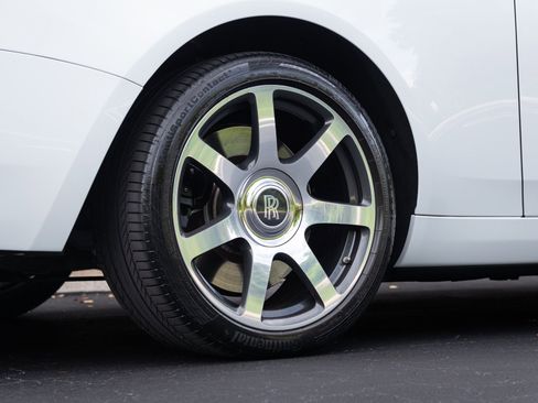 Used 2017 Rolls-Royce Dawn RWD image 19