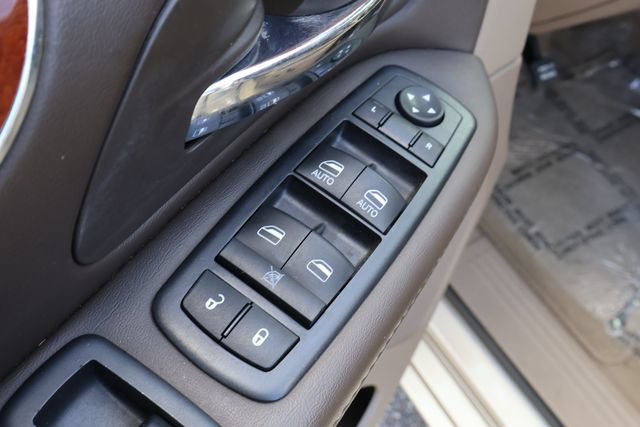 Used 2015 Chrysler Town & Country Touring FWD image 11