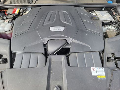 Used 2022 Porsche Cayenne Platinum Edition image 16