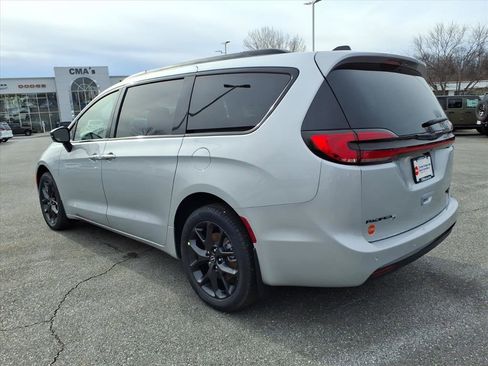 New 2026 Chrysler Pacifica Limited image 7