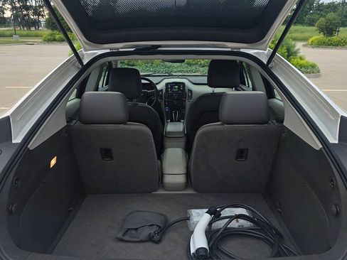 Used 2014 Chevrolet Volt Premium w/ Premium Trim Package FWD image 9