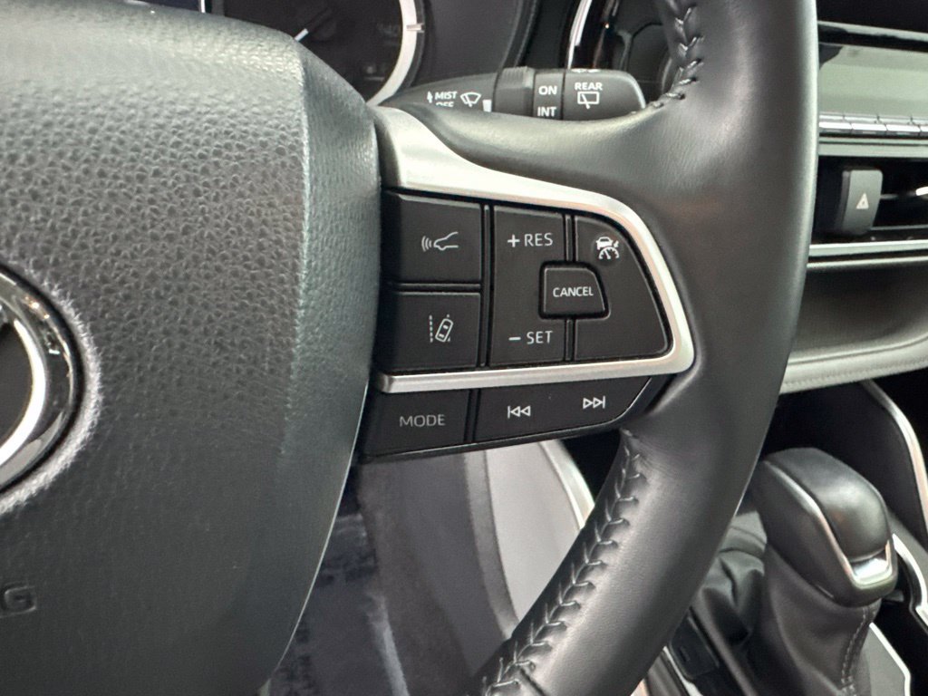 Used 2024 Toyota Highlander LE AWD/4WD image 39