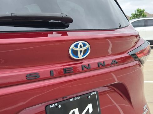 Used 2022 Toyota Sienna XSE w/ XSE Plus Package FWD image 12