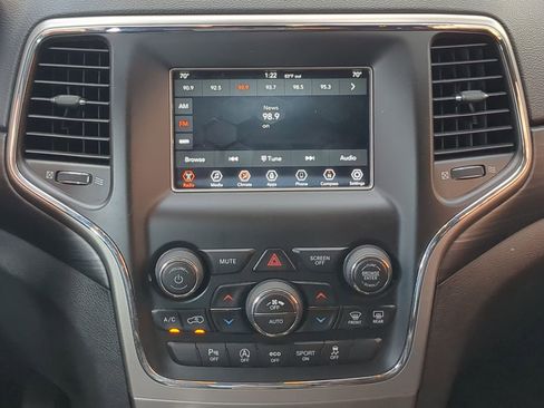 Used 2019 Jeep Grand Cherokee Laredo image 18