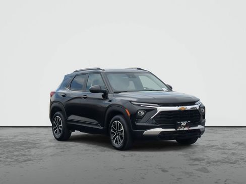 Used 2025 Chevrolet TrailBlazer LT FWD image 2
