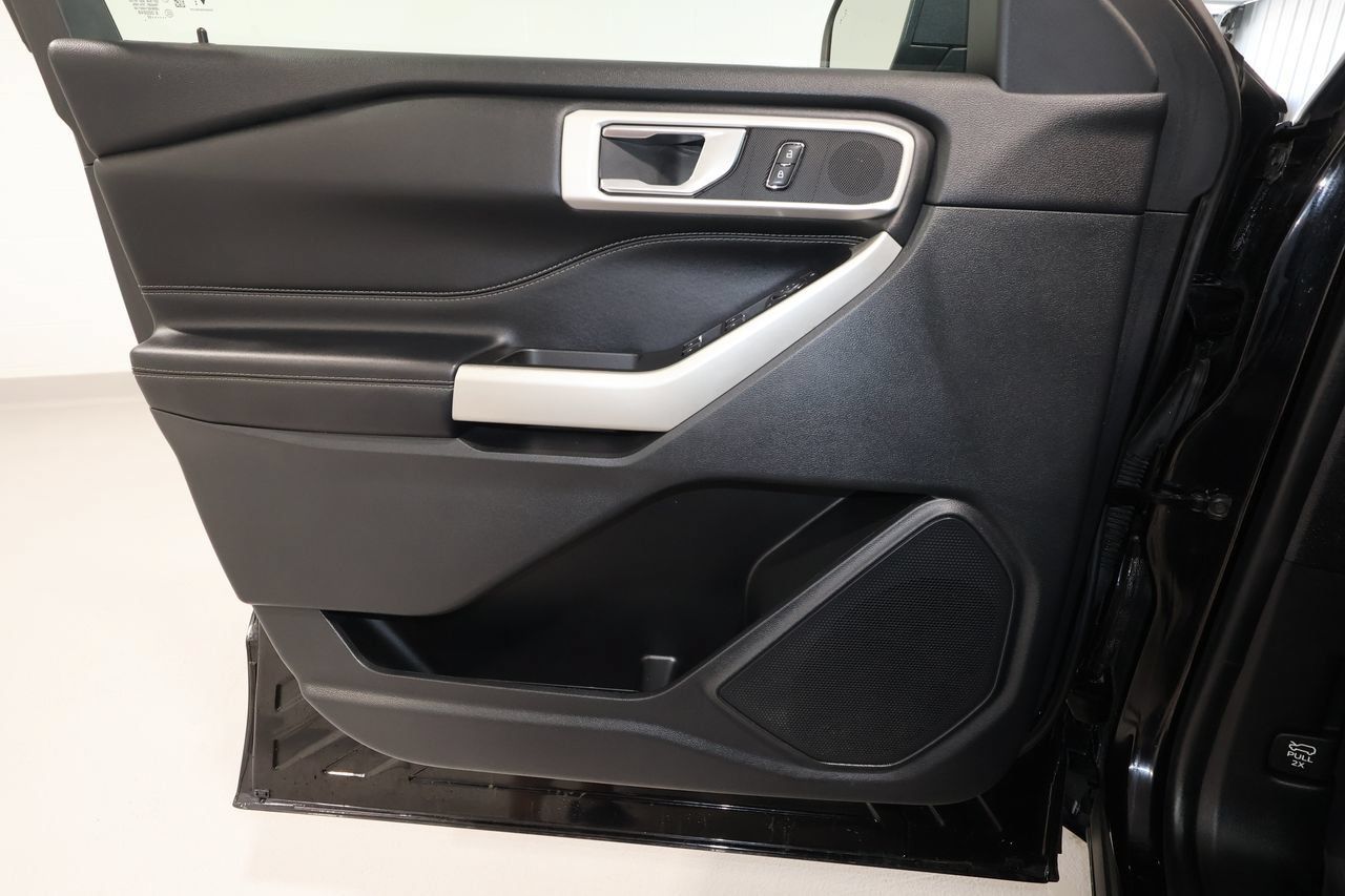 Used 2022 Ford Explorer XLT w/ Equipment Group 202A AWD/4WD image 13